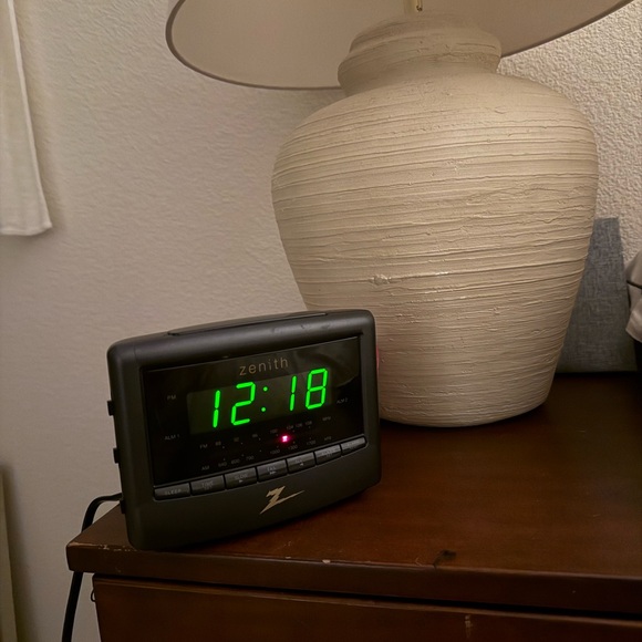 Zenith Black Digital Alarm Clock and Radio good condition - Picture 3 of 4